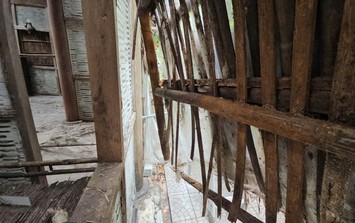 Cận cảnh công trình xuống cấp bên trong một khu lưu niệm ở Huế