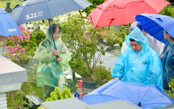 Xúc động những cụ bà Hà Nội 'đội' mưa vượt gần 100 km đến nghĩa trang để thực hành lễ Vu Lan