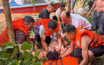 Lạng Sơn: Lật xuồng khi đưa bệnh nhân đi cấp cứu giữa dòng lũ, 7 người được cứu sống