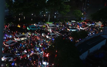 Ùn tắc kéo dài ở Hà Nội sau mưa dông đúng giờ tan tầm