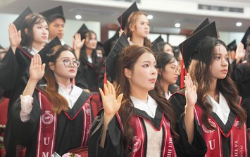 407 tân bác sĩ, dược sĩ, cử nhân Trường Đại học Y Dược, ĐHQGHN nhận bằng tốt nghiệp: 'Trong bất kỳ hoàn cảnh nào, hãy giữ vững y đức'