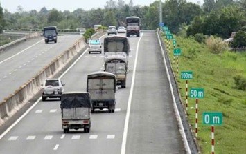 Liên tiếp xử lý các tài xế không giữ khoảng cách an toàn trên cao tốc
