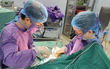 Nối liền cánh tay cho bé 4 tuổi ở Tuyên Quang gặp tai nạn với áo chống nắng