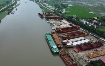 Ninh Bình: Toàn cảnh xưởng đóng tàu, vật liệu chất ngổn ngang cạnh sông Đáy ở xã Ý Yên trong mùa mưa bão