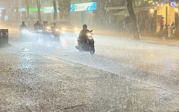 Bắc Bộ nắng ráo, Trung Bộ mưa như trút nước do ảnh hưởng của áp thấp nhiệt đới