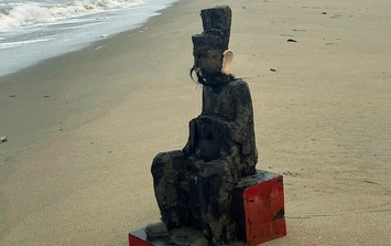 Pho tượng gỗ hình người nghi là tượng cổ dạt vào bờ biển