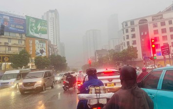 Áp thấp nhiệt đới đang ở ven bờ biển Quảng Trị, Hà Nội ảnh hưởng thế nào?