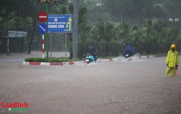 Hà Nội: Đường Tố Hữu ngập sâu dù nằm ngay cạnh dự án chống ngập