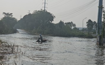 Cận cảnh đường gom Đại lộ Thăng Long ngập sâu gần 1m, xe đi qua chết máy