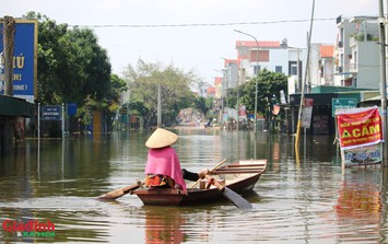 Hà Nội: Trời nắng gắt, nhiều khu dân cư ven sông Bùi vẫn ngập sâu nửa mét, giao thông đình trệ