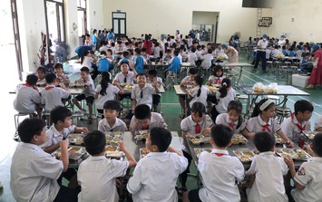 Sau kiểm tra đột xuất, Hà Nội phát hiện hàng loạt bất cập tại bếp ăn bán trú Trường Tiểu học Quảng Bị 1
