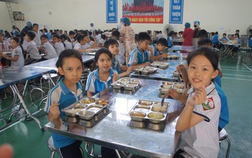 Hà Nội: Cận cảnh suất ăn bán trú trường Tiểu học Quảng Bị 1 sau lùm xùm bị nghi dùng 'thịt ôi', 'tóp mỡ'