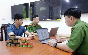 Bắt nhóm người bào chế cây lá thành 'thuốc nam gia truyền' rồi rao chữa khối u trên Facebook