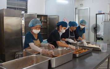 Từ sự cố suất ăn bán trú bị nghi toàn tóp mỡ, rau củ trầy dập: Công ty Thăng Long đang tổ chức bữa ăn bán trú cho nhiều trường ở Hà Nội