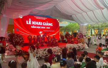 Ngày khai trường đặc biệt ở Hà Nội: 'Không sao đâu con, có cô ở đây rồi'