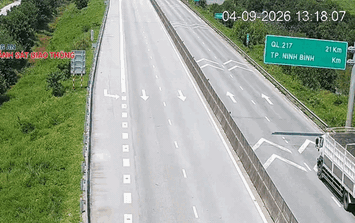Bất chấp camera CSGT ghi hình, xe bán tải vẫn vô tư 'bám đuôi' xe lớn trên cao tốc