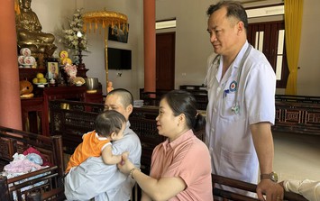 Bé gái 11 tháng tuổi bị bỏ rơi tại chùa, kèm lá thư