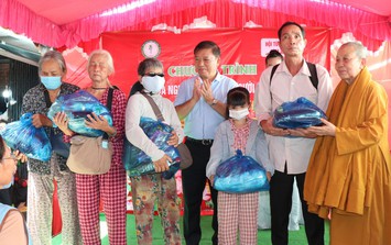 Hơn 700 người khiếm thị, người khuyết tật hạnh phúc nhận quà