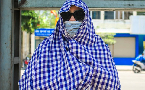 Người dân Thủ đô bịt kín mặt ra đường trong ngày nắng gắt