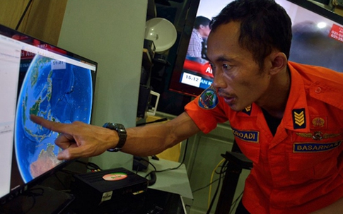 Cuộc tìm kiếm máy bay AirAsia bước sang ngày thứ 2