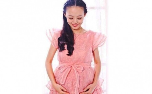 Nữ MC xinh đẹp từ chối chữa ung thư để cứu con mình