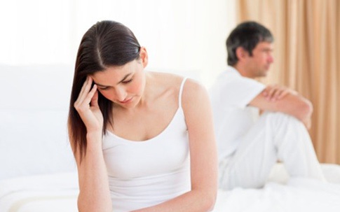 Vợ quỳ khóc trước cổng tòa cầu xin tôi rút đơn ly hôn