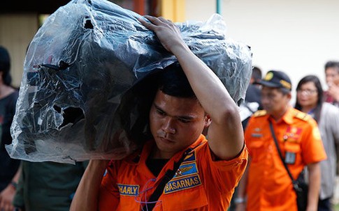 Ám ảnh 3 thi thể hành khách AirAsia nắm tay nhau