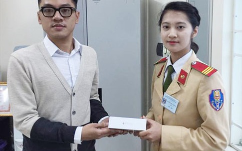 Hà Nội: Nữ CSGT trả lại Iphone 6 "đập hộp" cho người đánh rơi