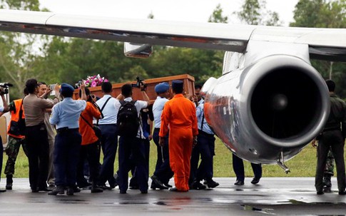 Ngày thứ 4 tìm kiếm máy bay AirAsia: Tìm được tất cả 7 thi thể, máy bay mất tích nằm dưới đáy biển