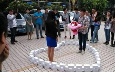 Chàng trai cầu hôn bạn gái bằng 99 chiếc iPhone 6
