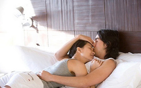 Chết đứng khi thấy chồng ôm ấp em họ trên giường