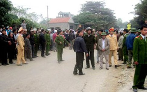 Hàng chục cảnh sát giải cứu 2 cẩu tặc bị dân vây đánh