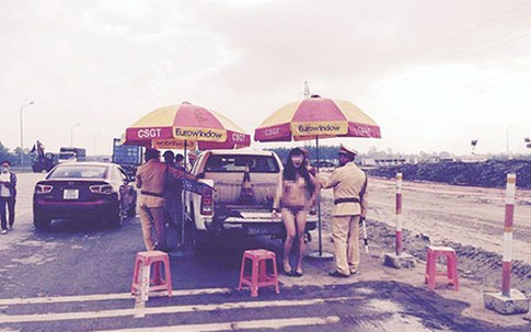 "Cô gái lột váy trước mặt cảnh sát để khoe cơ thể"