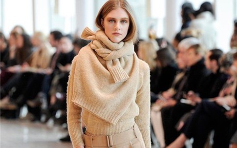 Lấy áo len làm... khăn: Xu hướng phá cách mới nhất của mùa đông 2014