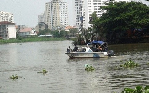 Mẹ chết lặng đứng ngóng tin con mất tích dưới sông Sài Gòn