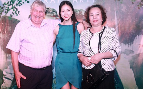 Ngô Thanh Vân rạng rỡ bên mẹ và cha dượng