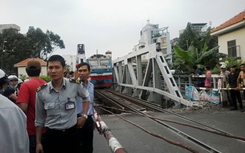 Tàu phải dừng gấp vì người đàn ông nằm giữa đường ray