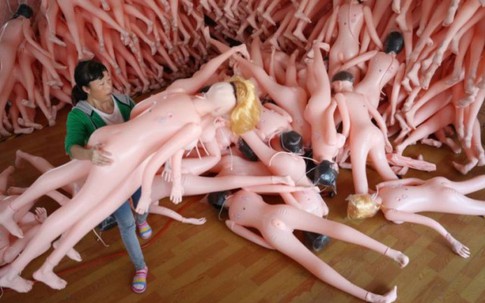 Cận cảnh nhà máy sản xuất búp bê tình dục của Trung Quốc