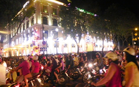 Không khí Giáng sinh đang rộn rã, người dân vui chơi ở đâu trên cả nước?