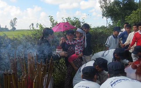 Chôn vợ vừa xong, chồng theo con lên TP.HCM cấp cứu