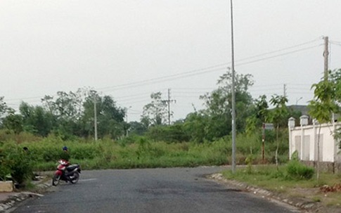 Bé 12 tuổi bị cột tay phơi nắng ngoài trụ đèn