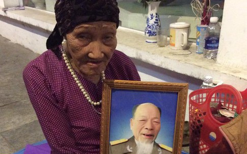 Đắng lòng cụ bà 80 tuổi ôm di ảnh chồng vất vưởng bên lề đường Hà Nội