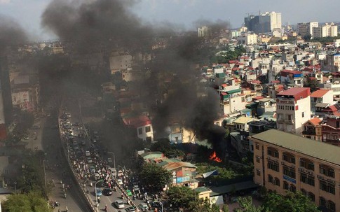 Hà Nội: Cháy dữ dội bên trường tiểu học Tô Hoàng
