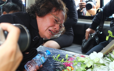 Đón 3 mẹ con tử nạn máy bay MH17: Ngày về quê là nắm tro tàn