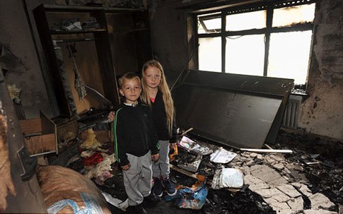 Anh: Sạc laptop trên giường, nhà bị cháy rụi