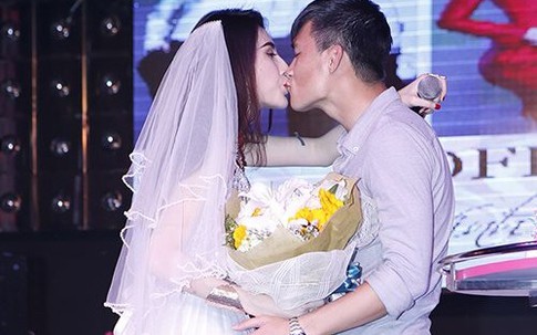 Công Vinh trao Thủy Tiên nụ hôn ngọt ngào trong "đám cưới"