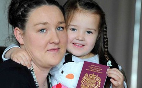 Chàng trai bí ẩn xuất hiện trên hộ chiếu bé gái 3 tuổi