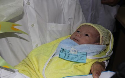 Bé sơ sinh văng khỏi bụng mẹ tái khám, tăng cân tốt