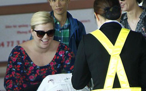 Kelly Clarkson đùa nghịch với con tại sân bay Phú Quốc