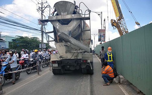 Thương tâm sản phụ bị xe trộn bê tông cán chết